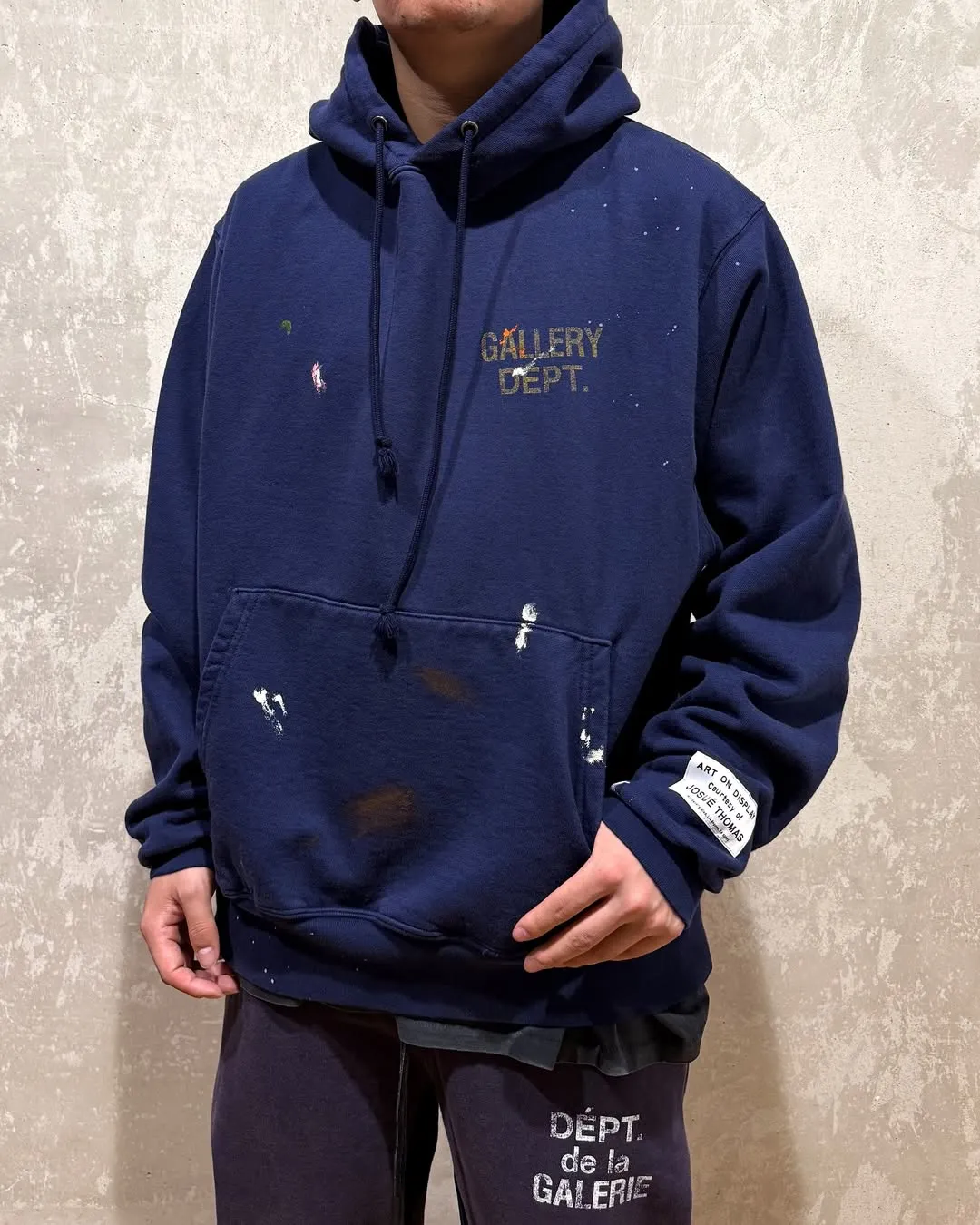 GALLERY DEPT. PAINT LOGO HOODIE/Vintage Navy Purple English graffiti distressed hoodie Purple S-XL Front panel GD ENGLISH logo Enlarged back logo Ready-to-wear belt printed with wash and distressed Made with faded distressed texture There is "Art on Display" pattern patch on the cuffs All painted by old craftsmen with splashes of ink Original mold opening Fabric custom woven and dyed Perfect reproduction of the correct version